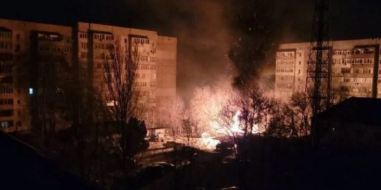 VIDEO/ Ushtria ruse bombardon portin në Ukrainë, shpërthen zjarri