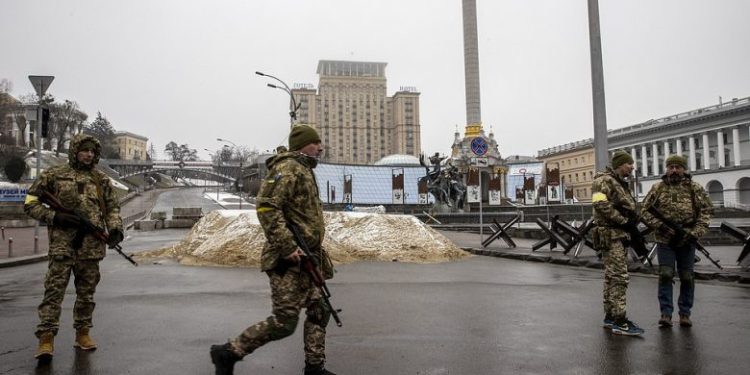 FOTO/ Kiev dhe Kharkiv/ Kërkohet ndihmë për të ruajtur centralet bërthamore, goditet me raketë nga rusët godina e bashkisë