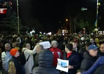 Protestuesit bllokojnë çdo gjë, mbyllen dyqanet. Ja çfarë po ndodh