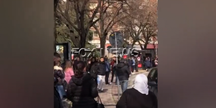 VIDEO/ Kaos në Tiranë, qytetarët ‘grumbull’ në stacione. Shiko çfarë po ndodh live