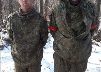 VIDEO/ “Po vrasim njerëz paqësorë”/ Ushtarët e prangosur rus me lot në sy: Nuk e kishim idenë se