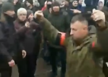 VIDEO/ Ushtari rus “tmerron” ukrainasit, lëviz përreth turmës me dy granata në dorë