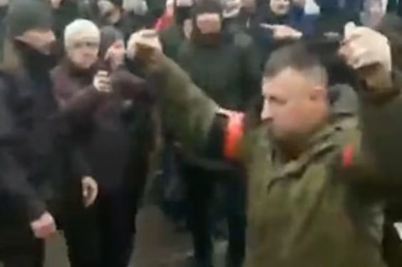 VIDEO/ Ushtari rus “tmerron” ukrainasit, lëviz përreth turmës me dy granata në dorë