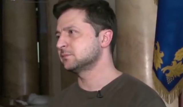 VIDEO/ “Vetëm luftojmë dhe flemë, kaq”/ Momenti kur Zelensky lajmërohet për sulmin në Kiev