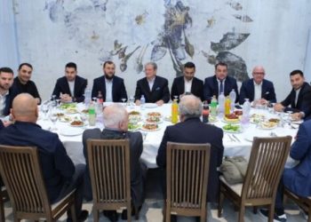 Sali Berisha ftohet për iftar nga besimtarët myslimanë të Kavajës