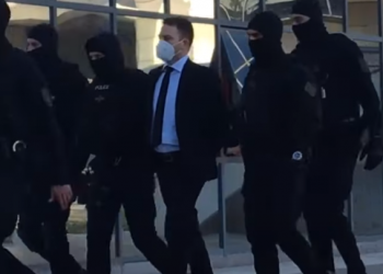 VIDEO/ Me jelek anti-plumb dhe kostum, Babis sërish në Gjykatë për vrasjen e gruas së tij