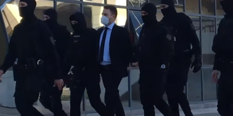 VIDEO/ Me jelek anti-plumb dhe kostum, Babis sërish në Gjykatë për vrasjen e gruas së tij