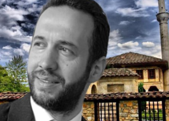 E rëndë! Ish-ambasadori shqiptar ndërron jetë duke u falur në xhami