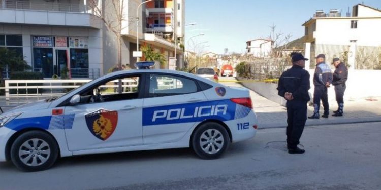 EMRI/ Policia e ndalon në ‘stacion’, të riut vlonjat i gjendet sasi e madhe farash kanabisi