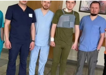 VIDEO/ Momenti kur kirurgët heqin plumbin nga zemra e ushtarit ukrainas