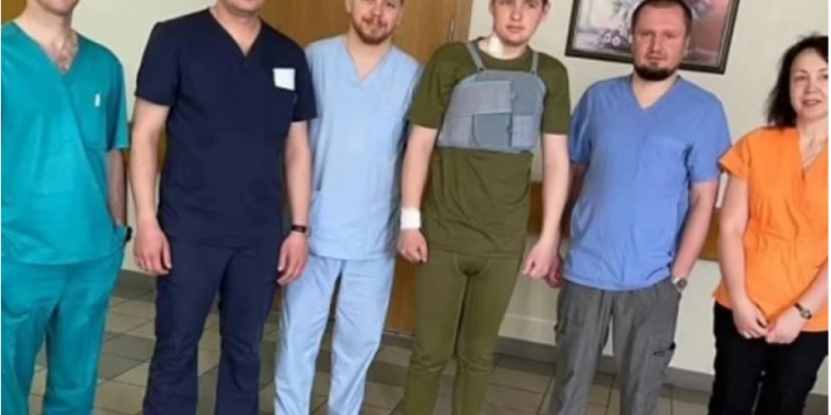 VIDEO/ Momenti kur kirurgët heqin plumbin nga zemra e ushtarit ukrainas