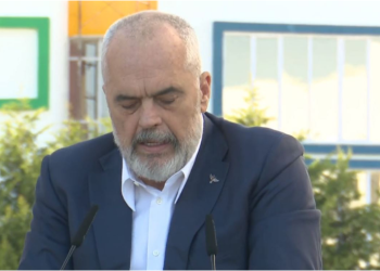 Rama dorëzon çelësat e shtëpive të reja në Kamëz, “shigjeton” demokratët: Ne me bukë e ju me gurë