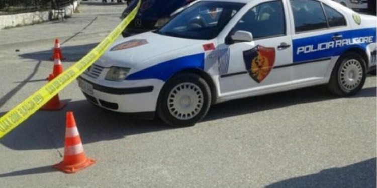 Aksident i trefishtë në Tiranë, plagoset një 2-vjeçar