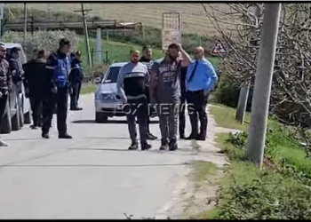 VIDEO/ Ngjarja ‘makabër’ në Fier, momenti kur bashkëshorti i Merushes mëson lajmin e hidhur