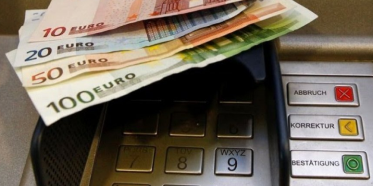 Qeveria e Kurtit jep “OK”, rritet paga minimale në Kosovë