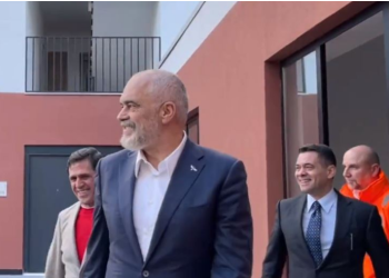 VIDEO/ Rama refuzon karamelen në Kamëz: Jepja Ahmetajt se ky është helm, unë jam i ëmbël