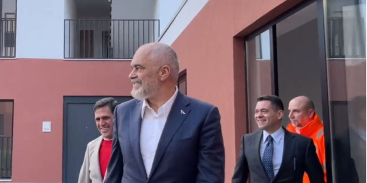 VIDEO/ Rama refuzon karamelen në Kamëz: Jepja Ahmetajt se ky është helm, unë jam i ëmbël