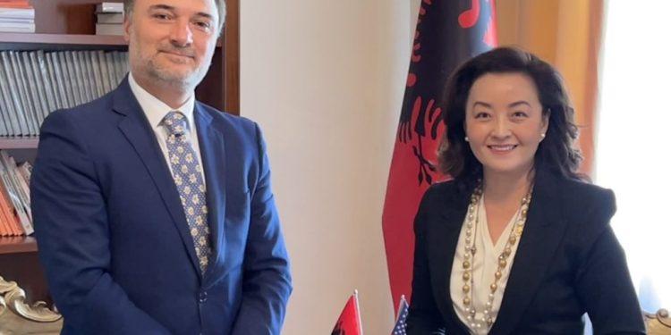 Yuri Kim ti je shërbëtore Edi Ramës, ti s’ke shans të ofendosh demokratët