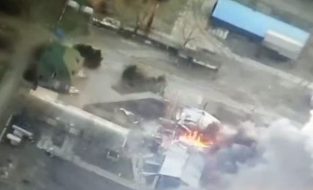 VIDEO/ VIDEO/ Ukraina shkatërron depon ruse me municione, shihni momentin e shpërthimit të fuqishëm