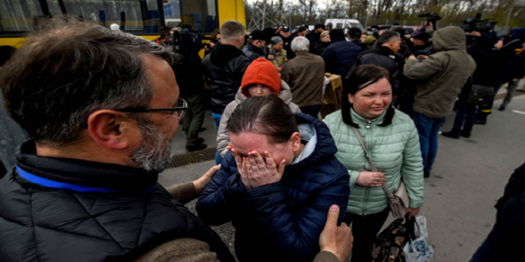 Evakuohen me sukses 79 civilë nga qyteti i rrethuar i Mariupolit