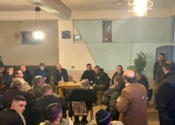 FOTO/ Ferdinand Xhaferajt vazhdon rrugën qorre, mbledh shokët e lagjes dhe bën zgjedhje strukturash