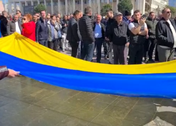 Sot manifesti i madh në Tiranë në mbështetje të Ukrainës, rrugët ku do të kufizohet qarkullimi i makinave