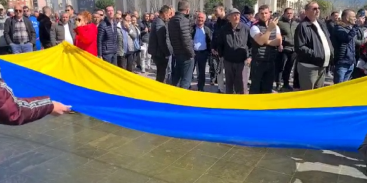 Sot manifesti i madh në Tiranë në mbështetje të Ukrainës, rrugët ku do të kufizohet qarkullimi i makinave