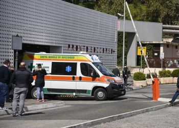 I moshuari humb jetën, mjekët e Urgjencës i gjejnë në xhep çeqe 300 mijë euro