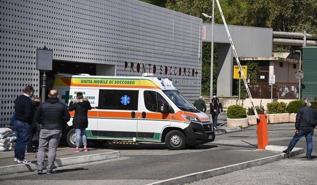 I moshuari humb jetën, mjekët e Urgjencës i gjejnë në xhep çeqe 300 mijë euro