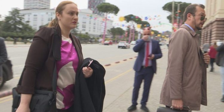 “Një maloke më pak”/ Elisabeta Imeraj zbulon të gjitha paragjykimet: Më bënë ‘nuse’ të….