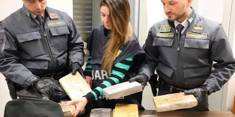 Arrestohet 26-vjeçari shqiptar në Itali, u kap me rreth 15 kg kokainë