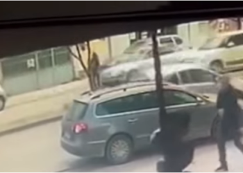 VIDEO/ Pamje të frikshme në Durrës, makina “fluturon” në ajër gruan që po kalonte rrugën me fëmijën e saj