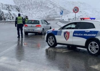 Bllokohet rruga e Arbërit, bien shkëmbinj nga mali