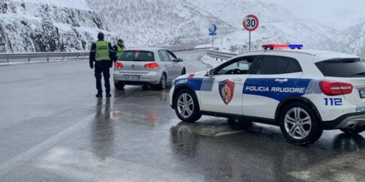 Bllokohet rruga e Arbërit, bien shkëmbinj nga mali