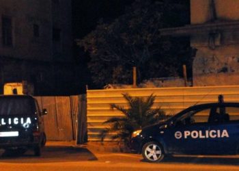 26-vjeçarja tenton të hidhet nga kati i dytë i banesës tek Komuna e Parisit