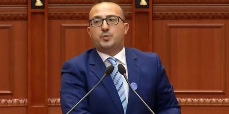“Me 30 mijë lekë që jepni nuk blihen dot 2 domate dhe një sallatë”, Korreshi lëshon thumbin e fortë ndaj qeverisë