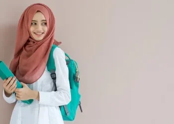 Shenja në murin e shkollës në Gjakovë, plas debati për shaminë