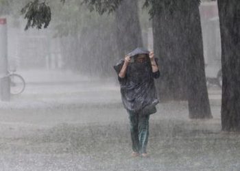 Stuhia “godet” Shqipërinë/ Vendi përfshihet nga reshje shiu e rrufe, kur pritet të nisin