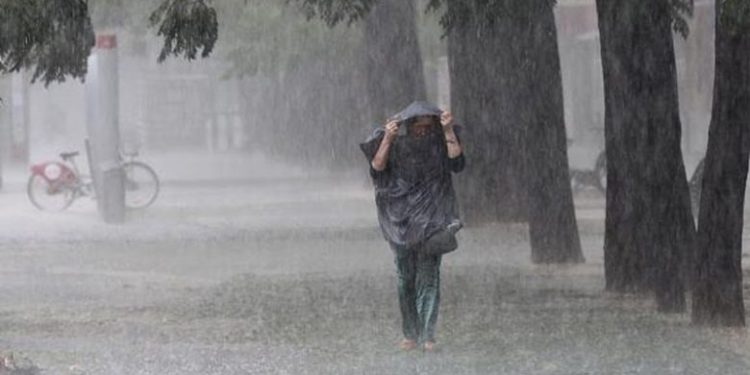 Stuhia “godet” Shqipërinë/ Vendi përfshihet nga reshje shiu e rrufe, kur pritet të nisin