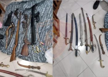 FOTO/ Zbulohet arsenal armësh në Tiranë, nga shotgun te pistoletat me mulli dhe shpatat antike