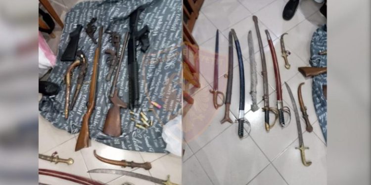 FOTO/ Zbulohet arsenal armësh në Tiranë, nga shotgun te pistoletat me mulli dhe shpatat antike