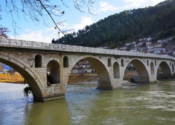 E rëndë në Berat, një person hidhet në lumë nga ura e qytetit, nxirret i pajetë në breg