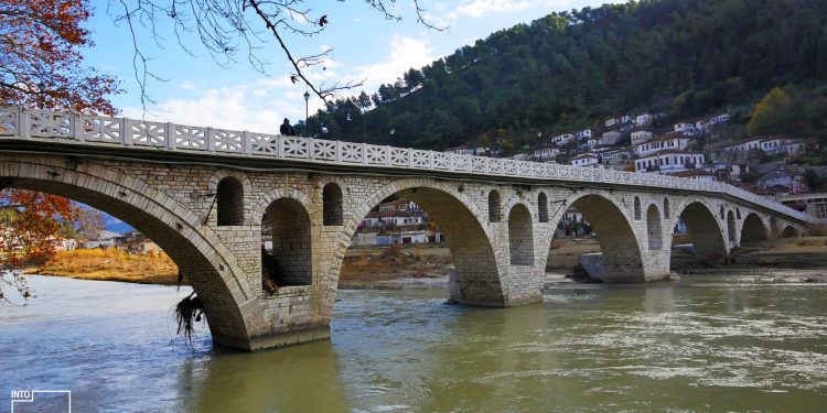 E rëndë në Berat, një person hidhet në lumë nga ura e qytetit, nxirret i pajetë në breg