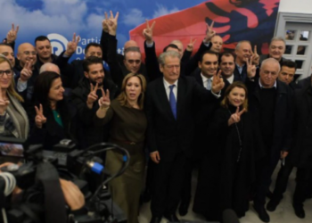 FOTO/ Zbardhet vendimi i Gjykatës: Komisoni i Rithemelimit drejton zyrtarisht Partinë Demokratike