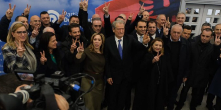 FOTO/ Zbardhet vendimi i Gjykatës: Komisoni i Rithemelimit drejton zyrtarisht Partinë Demokratike