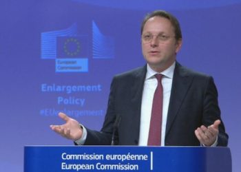 Vendi në pritje të negociatave, Komisioneri i BE-së për zgjerim, Oliver Varhelyi viziton Tiranën