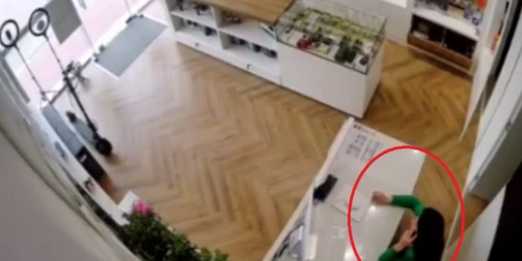 VIDEO/ Stuhia thyen frikshëm xhamat e dyqanit në Vlorë, shitësja tmerrohet dhe…