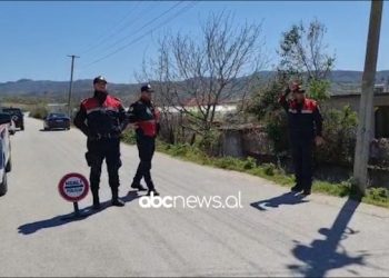 VIDEO/ Vrau bashkëjetuesen e djalit: Një grusht njerëzish shoqërojnë në varr Xhevair Hoxhën, policia rrethon zonën