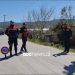VIDEO/ Vrau bashkëjetuesen e djalit: Një grusht njerëzish shoqërojnë në varr Xhevair Hoxhën, policia rrethon zonën