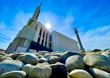 FOTO/ Rama uron besimtarët myslimanë në nisje të muajit të shenjtë të Ramazanit